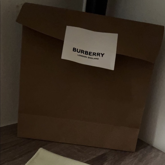 Burberry card holder about 4 months old never really use it . Very cute - Picture 2 of 2